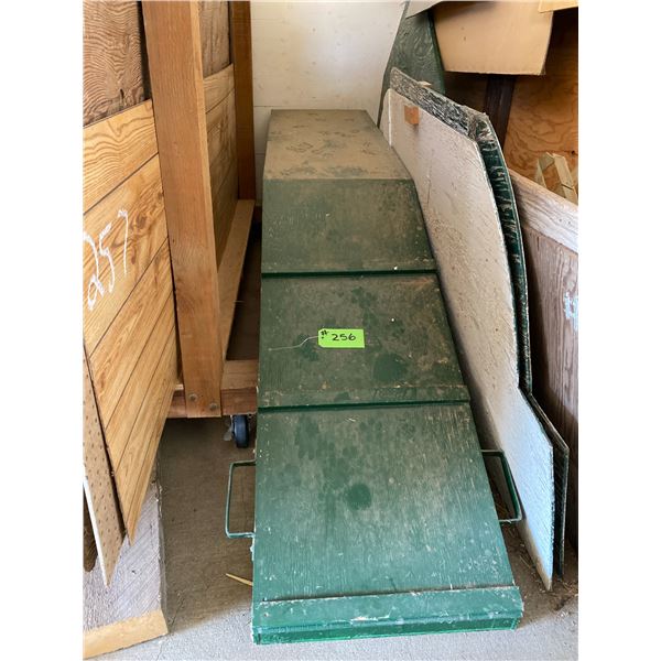 Green wooden ramp, approx. 8ft x 2ft