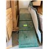 Image 1 : Green wooden ramp, approx. 8ft x 2ft