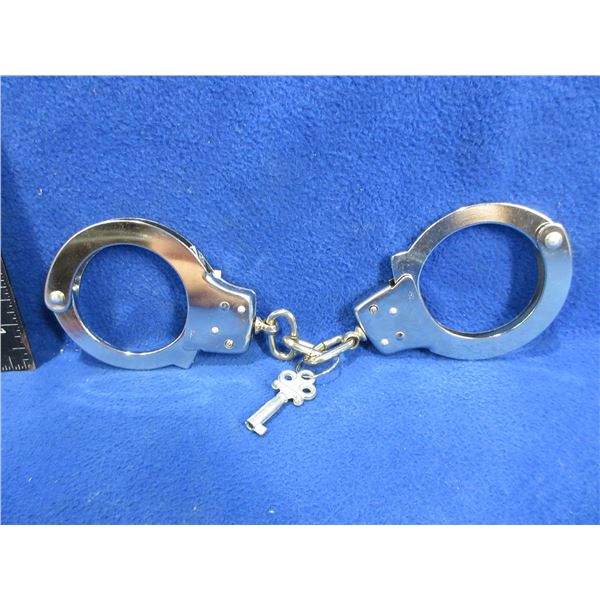 Handcuffs with 1 Key - Marked "Taiwan ROC"