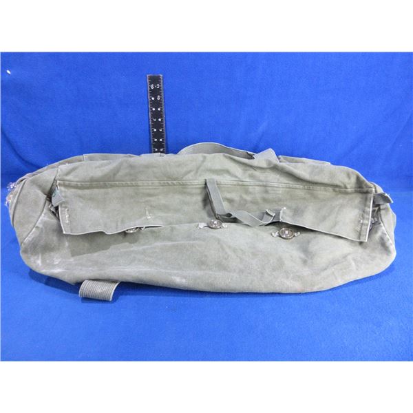 Canadian Military Duffel Bag - Plastic damaged on pocket