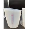 Image 2 : Set of Two Silicone Measuring Cups with Dual Measurements