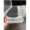 Image 4 : Set of Two Silicone Measuring Cups with Dual Measurements
