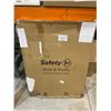 Image 2 : Safety 1st Wide and Sturdy Sliding Metal Gate Model GA089CWHO2Q