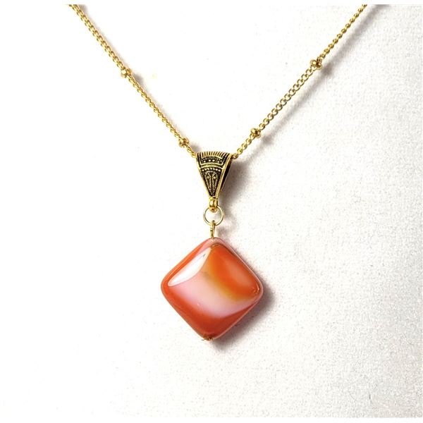 30)  SQUARE CUT SET ON THE DIAGONAL, NATURAL