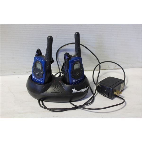 MOTTOROLLA WALKIE TALKIES WITH CHARGER
