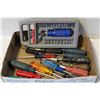 Image 1 : FLAT OF ASSORTED SCREW DRIVERS AND SOCKET SET