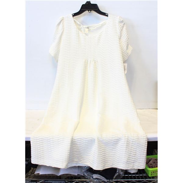 NEW LADIES SZE 14 WHITE TEXTURED SHORTSLEEVE DRESS