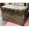 Image 1 : VINTAGE ANTIQUE STEAMER TRUNK, STEAM CHEST