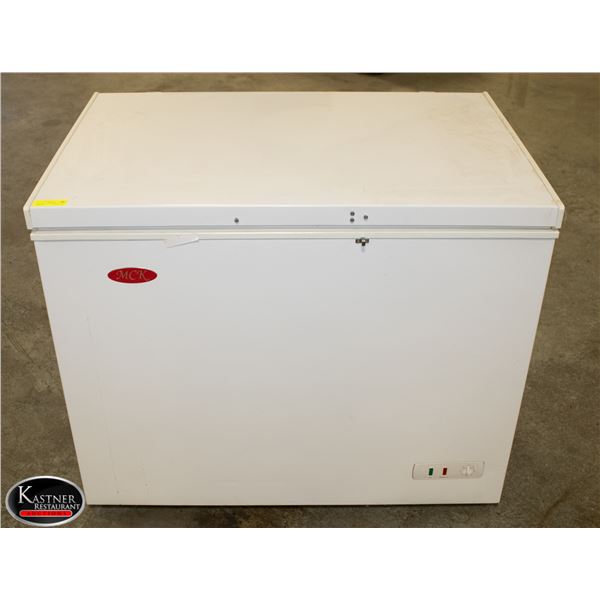 NEW 9.6 CU.FT SOLID TOP CHEST FREEZER