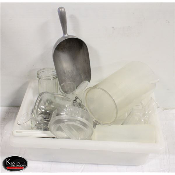 LOT OF ASSORTED PLASTIC PITCHERS+GLASS KITCHENWARE