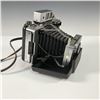 Image 8 : Vintage Polaroid 250 Land Camera with Integrated Case
