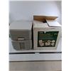 Image 1 : World Famous 20L Portable Easy Flush Toilet - Appears Never Used