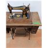 Image 2 : * Antique Singer Sewing Machine in Table