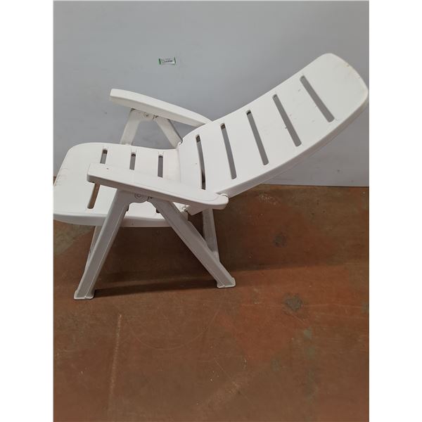 * Folding Plastic Lounge Chair