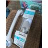 Image 2 : 2 SUCTION BATHROOM HANDLES