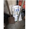 Image 3 : BAG OF STALL DRY WITH SHOVEL AND AXE