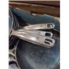 Image 2 : LARGE LOT OF FRYING PANS AND OTHER KITCHEN ITEMS.