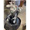 Image 2 : SET OF GOLF CLUBS ON CART