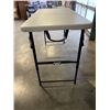 Image 2 : 4' FOLDING TABLE