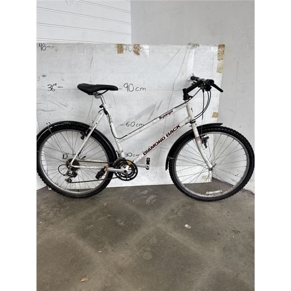 WHITE DIAMONDBACK BIKE