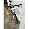 Image 2 : WHITE DIAMONDBACK BIKE