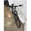 Image 2 : BLACK AND GREY DIAMONDBACK BIKE