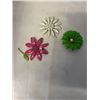 Image 1 : THREE RETRO ENAMEL FLOWER BROOCHES