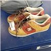 Image 3 : DC SHOES SIZE 9.5 AND OBUSFORME WEIGHTED BLANKET