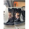 Image 3 : 2 GUESS PURSES AND ED HARDY BOOTS