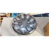 Image 3 : NEW SET OF 15 INCH ELEGANT WHEEL COVERS