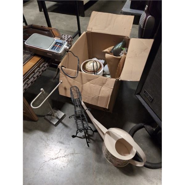 BOX OF ASSORTED DECOR AND COLLECTIBLES, RADIO ETC