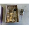 Image 2 : LOT OF COLLECTIBLES AND DECANTER PLUGS