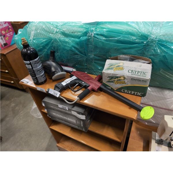 STRIKIER PAINTBALL GUN WITH 2 CO2 TANKS, HOPPER AND PAINTBALLS