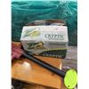 Image 2 : STRIKIER PAINTBALL GUN WITH 2 CO2 TANKS, HOPPER AND PAINTBALLS