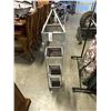 Image 1 : MODERN DISPLAY SHELF