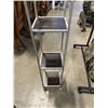 Image 2 : MODERN DISPLAY SHELF