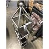 Image 3 : MODERN DISPLAY SHELF