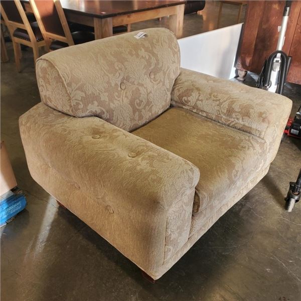 BUTTON BACK ARM CHAIR