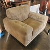 Image 1 : BUTTON BACK ARM CHAIR