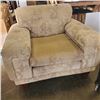Image 3 : BUTTON BACK ARM CHAIR