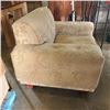 Image 4 : BUTTON BACK ARM CHAIR