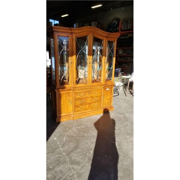 VINTAGE THOMASVILLE FRENCH POLISH PECAN SIDEBOARD WITH HUTCH