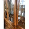Image 8 : VINTAGE THOMASVILLE FRENCH POLISH PECAN SIDEBOARD WITH HUTCH