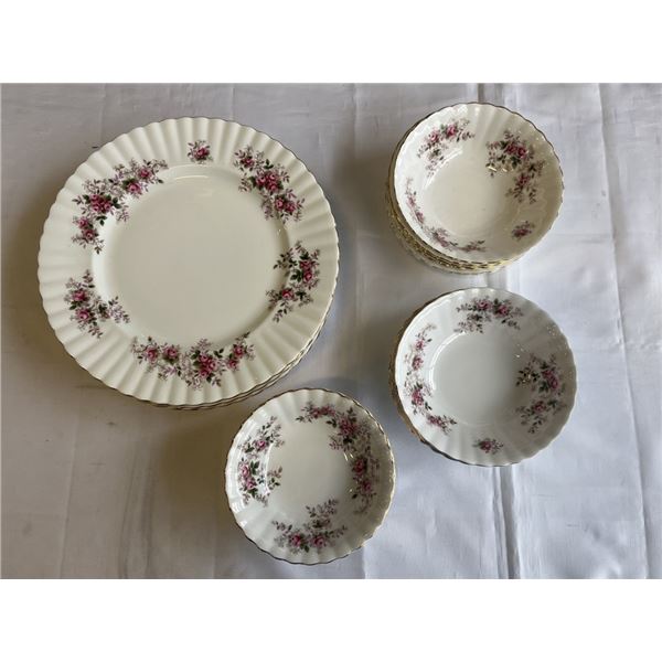 LAVENDER ROSE 8 DINNER PLATES, 8 FRUIT NAPPIES AND 9 CEREAL BOWLS.