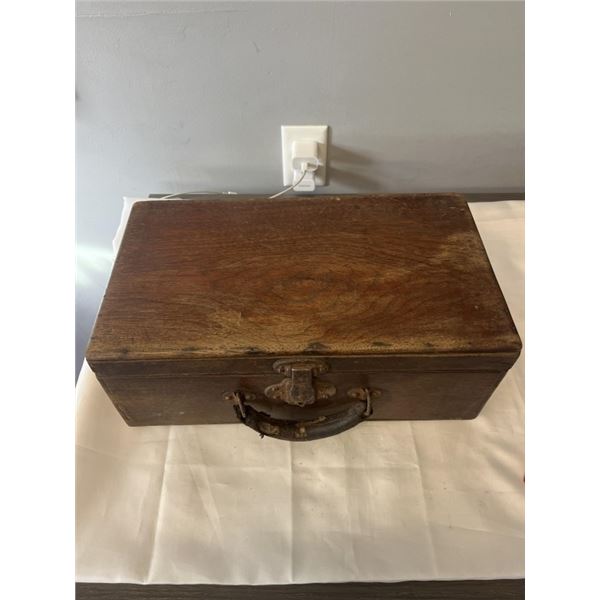 VINTAGE WOODEN BOX WITH SMALL PICTURE FRAMES
