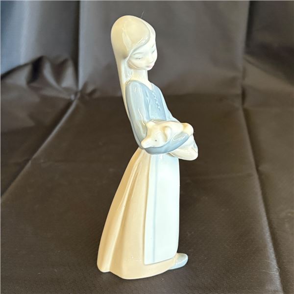 LLADRO - GIRL WITH PIG