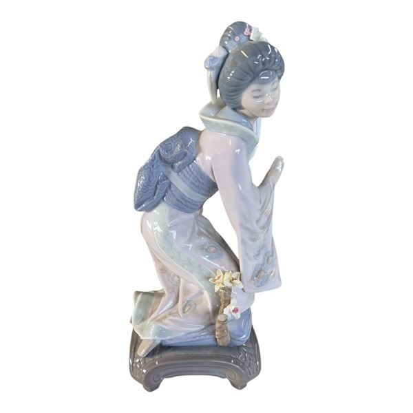 LLADRO - KNEELING GEISHA