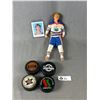 Image 1 : Wayne Gretzky Action Figure with Card and 4 Pucks