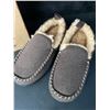 Image 2 : 1 Pair of Hometop Men's Fur-Lined Bottom Grip Slippers - Size 9 - New