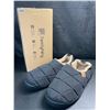 Image 1 : 1 Pair of Men's Quilted Nylon Memory Foam Slippers with Non-Slip Gripped Soles - Size 13 - New